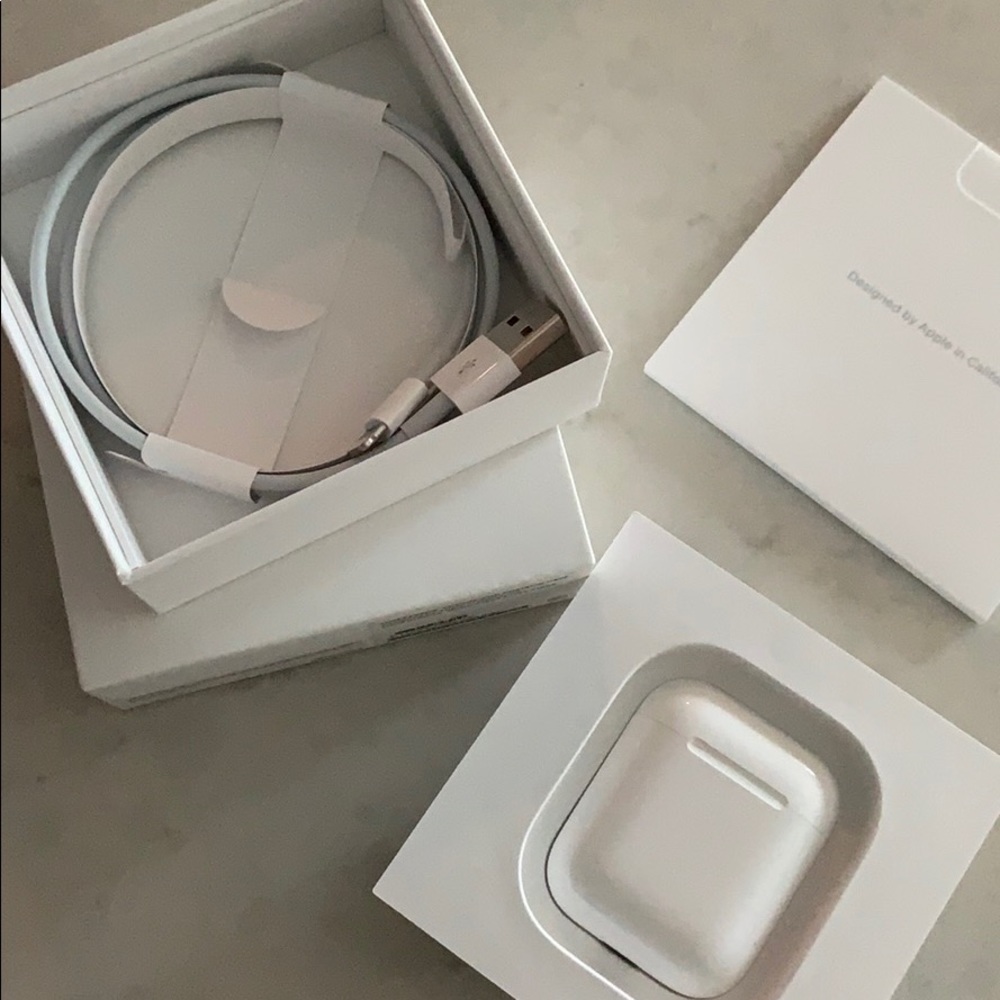 Apple AirPods - Picture 4 of 5